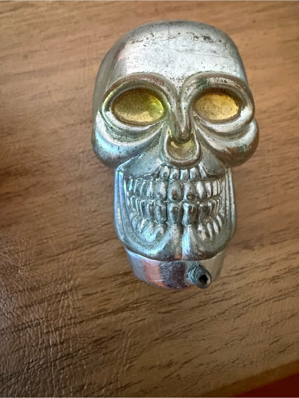 skull-style gear shift knob by Mooneyes